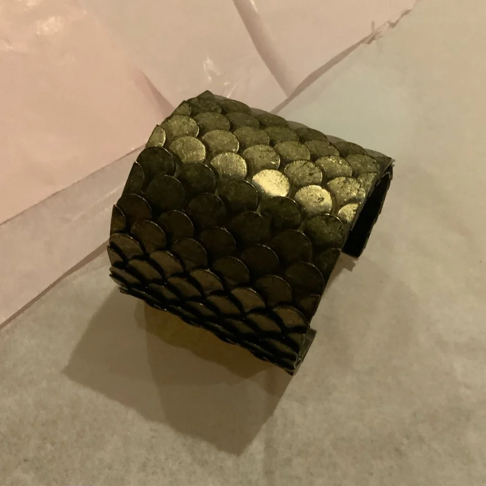 Fish scale cuff - Picture 1 of 3